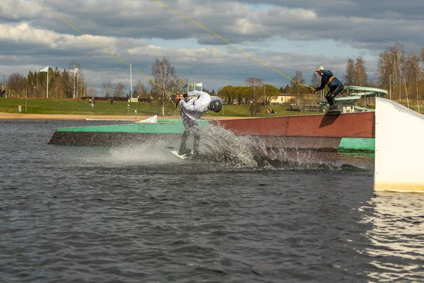 Fagersta Suecia Maj 2020 Dos Adolescentes Wakeboarders Lago Durante Una — Foto de Stock