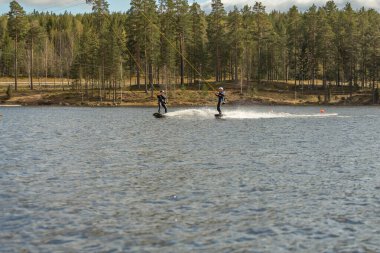 Fagersta, İsveç - Maj 01, 2020: Beden eğitimi dersi sırasında iki genç gölde uyandı.