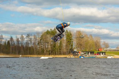 Fagersta, İsveç - Maj 01, 2020: Gençler wakeboard 'a aşırı atlıyor, etrafta bir sürü sıçrama oluyor,