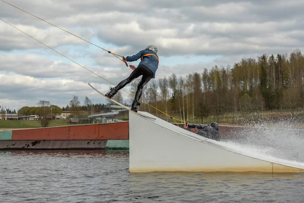 Fagersta Szwecja Maj 2020 Człowiek Robi Ekstremalny Skok Wakeboarding Wokół — Zdjęcie stockowe