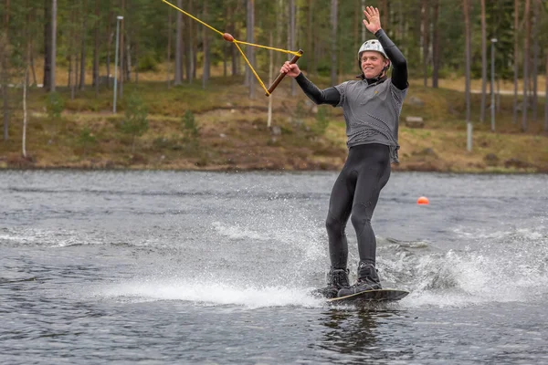 Fagersta Szwecja Maj 2020 Chłopiec Nastolatek Wakeboarders Jeziorze Podczas Lekcji — Zdjęcie stockowe