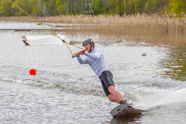 Fagersta Szwecja Maj 2020 Wakeboarder Surfing Jeziorze — Zdjęcie stockowe