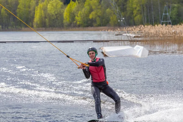 Fagersta Szwecja Maj 2020 Wakeboarder Surfing Jeziorze — Zdjęcie stockowe