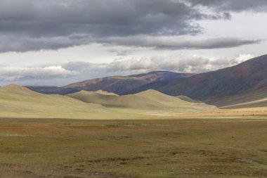 Altai Dağları 'ndaki kuru Moğol manzaraları, geniş bir manzara..