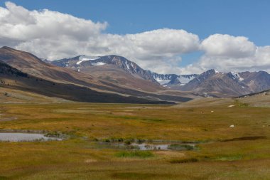 Tipik Moğolistan manzaraları. Dağ yamaçları ve vadiler. Altai, Moğolistan