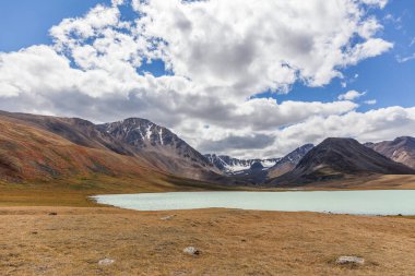 Tipik Moğolistan manzaraları. Dağ yamaçları ve vadiler. Altai, Moğolistan