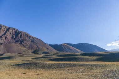 Altai Dağları 'ndaki Moğol manzaraları, geniş bir manzara..