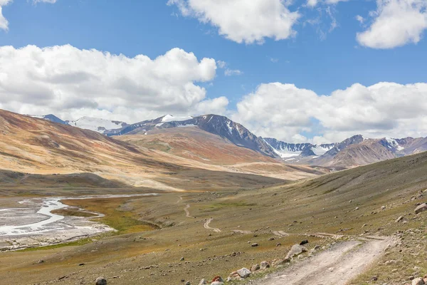 Altai Dağları 'ndaki Moğol manzaraları, geniş bir manzara..