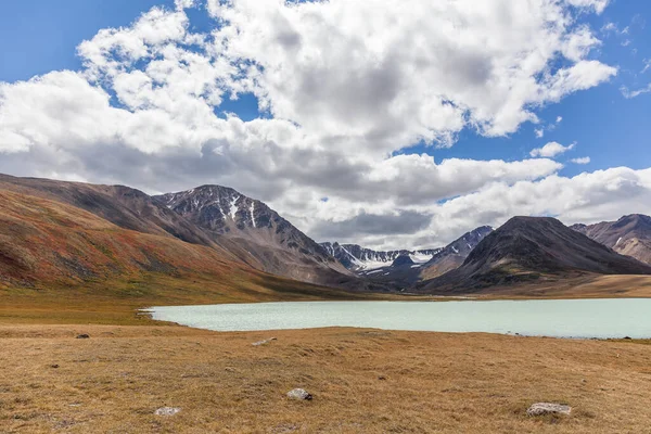 Tipik Moğolistan manzaraları. Dağ yamaçları ve vadiler. Altai, Moğolistan