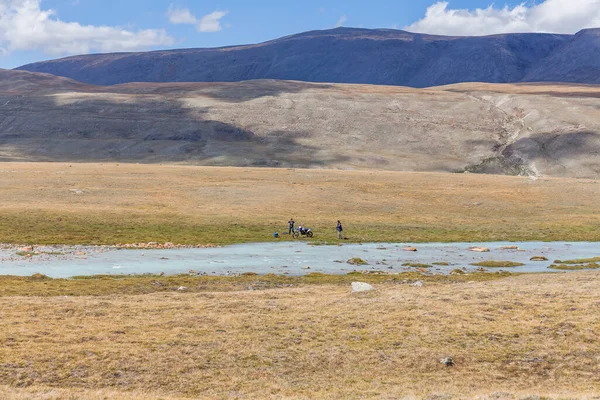 Μογγολικά Τοπία Στα Βουνά Αλτάι Ευρύ Τοπίο Τουρίστες Χαλαρώνουν Κοντά — Φωτογραφία Αρχείου