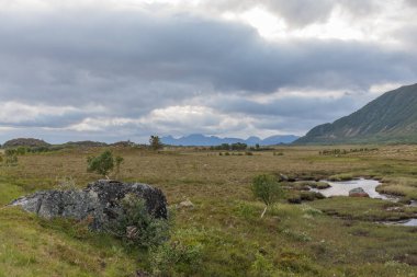 Norveç manzarası, kutup yazında Lofoten 'deki dağların doğası. Fotoğraf gece yarısı güneşinde çekildi.