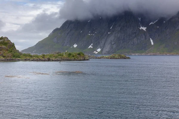 Prachtig Uitzicht Noorse Fjorden Met Turquoise Water Omgeven Door Bewolkte — Stockfoto