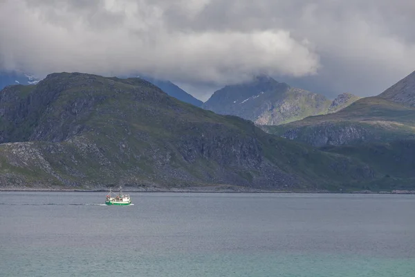 Bateau Naviguant Sur Les Eaux Bleues Des Fjords Nordiques — Photo