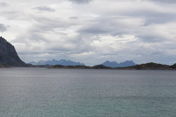 Norveç Fiyortlarının Bulutlu Gökyüzü Seçici Odak Noktalarıyla Çevrili Turkuaz Manzarası — Stok fotoğraf