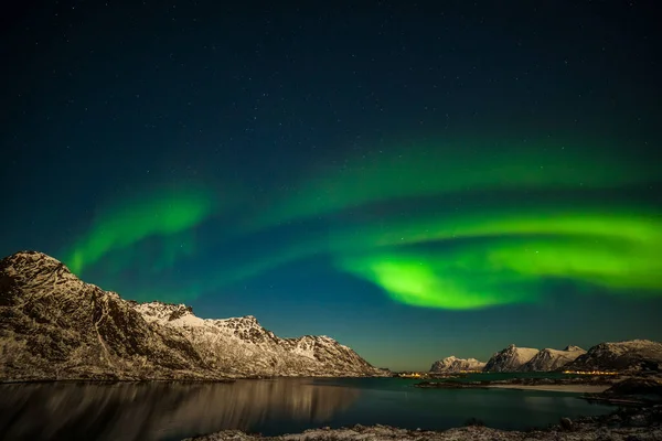 Sarki Fények Aurora Borealis Fjord Felett Hegyek Sok Csillaggal Égen — Stock Fotó