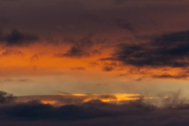 Fırtınadan önceki gökyüzü. İnanılmaz güzel turuncu gün batımı.