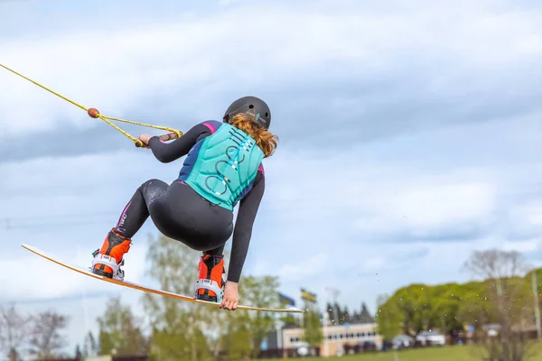 Fagersta Швеція Maj 2020 Wakeboarder Дівчинка Робить Екстремальний Стрибок Дошці — стокове фото