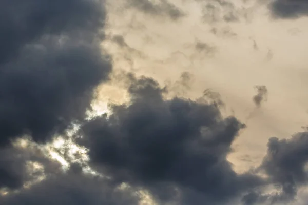Obloha Před Deštěm Oblačné Mraky Zakrývaly Večerní Slunce — Stock fotografie