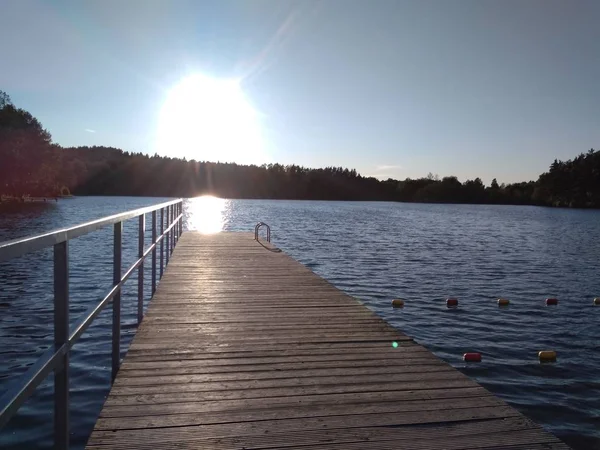 Photo Extrêmement Pittoresque Surface Eau Lac Magnifique Enchanteur Est Comme — Photo