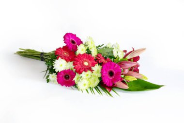 Beyaz arka planda bir buket gerbera, zambak ve kasımpatı.