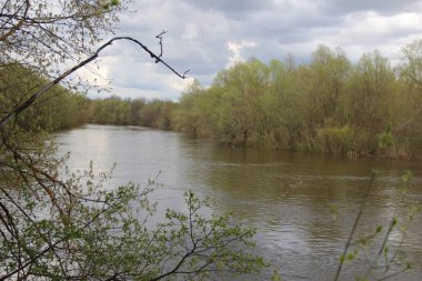 İlkbaharda nehir sızıntısı