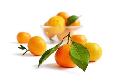 Taze mandalina, bir sürü turuncu, beyaz arka plan.