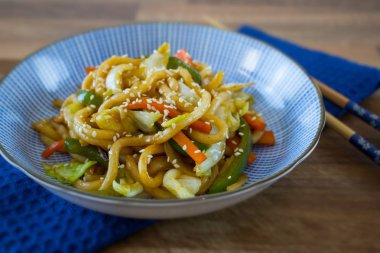 Japon yemek fotoğrafçılığı: Yaki udon, Asya kâsesi ve mavi bir bez.