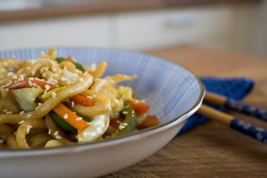 Japon yemek fotoğrafçılığı: Yaki udon, Asya kâsesi ve mavi bir bez.