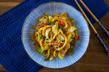 Japon yemek fotoğrafçılığı: Yaki udon, Asya kâsesi ve mavi bir bez.