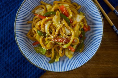 Japon yemek fotoğrafçılığı: Yaki udon, Asya kâsesi ve mavi bir bez.