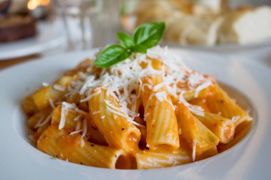 İtalyan makarnası. Domates ve krema soslu. Enginar ve parmesan peynirli.