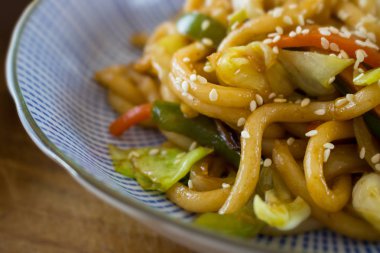 Japon yemek fotoğrafçılığı: Yaki udon, Asya kâsesi ve mavi bir bez.