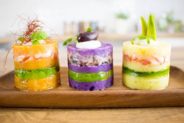 3 farklı patates renginde geleneksel Peru yemeği fotografı.