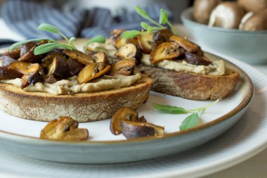 Kızarmış ciabatta ekmekli crostini, mantar ezmesi, sotelenmiş mantar ve adaçayı.