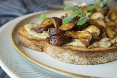 Kızarmış ciabatta ekmekli crostini, mantar ezmesi, sotelenmiş mantar ve adaçayı.
