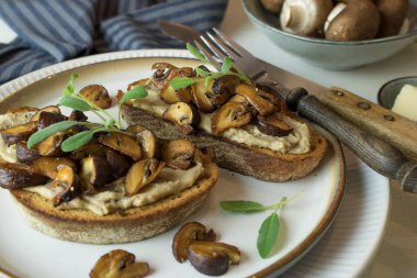 Kızarmış ciabatta ekmekli crostini, mantar ezmesi, sotelenmiş mantar ve adaçayı.