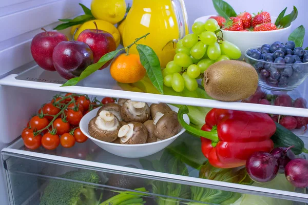 Fotografía Alimentos Una Nevera Repleta Alimentos Bebidas Vegetarianas Frescas Saludables — Foto de Stock
