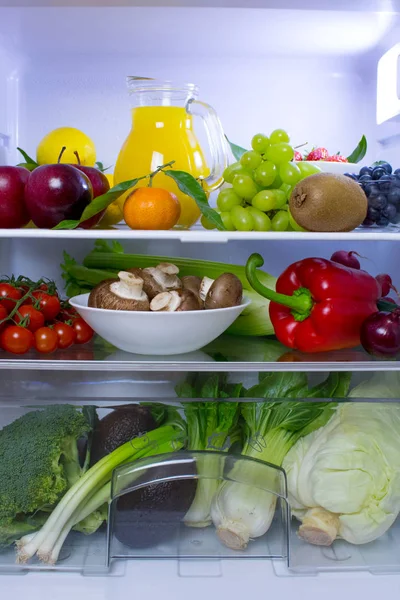 Foodfotografie Eines Kühlschranks Mit Frischen Gesunden Pflanzlichen Lebensmitteln Und Getränken — Stockfoto