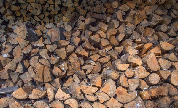 Firewood stacked in a row. Logging firewood. — Stock Photo, Image