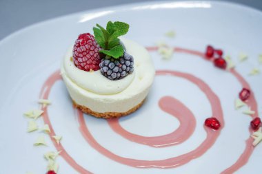 Satranç kontrolü. Lezzetli vanilyalı cheesecake.