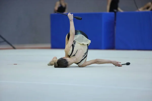 Liten flicka i vacker gymnastik klänning gör motion — Stockfoto