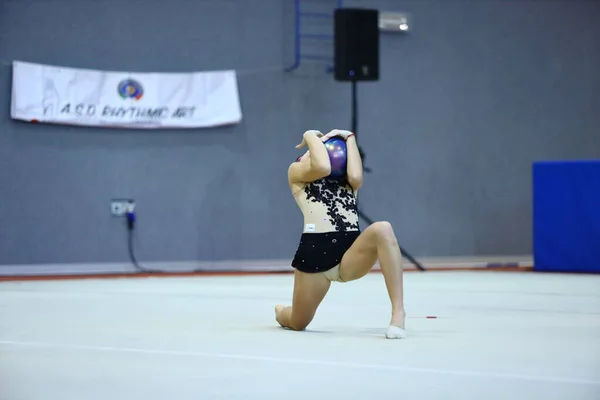 Menina em belo vestido de ginástica fazendo exercício — Fotografia de Stock