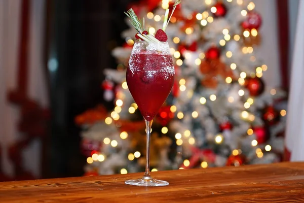 Malinový alkoholový koktejl na baru. červený koktejl zdobený malinami na vánočním pozadí — Stock fotografie
