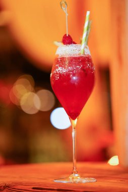Barda ahududu alkollü kokteyl. Barda ahududu alkollü kokteyl. kırmızı kokteyl süslenmiş. 