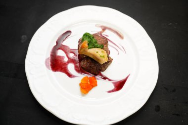 Biftek fileto ve kızarmış porcini mantarı. Biftek fileto