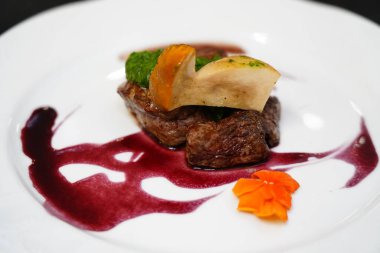 Biftek fileto ve kızarmış porcini mantarı. Biftek fileto