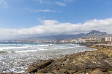 Las Amerika 'da plaj. Sörfçüler için plaj, Tenerife, İspanya. Taş plajı.