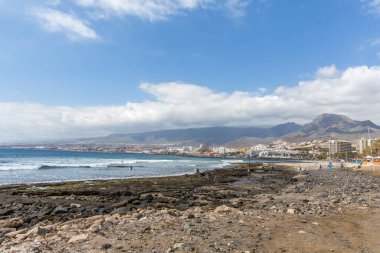 Las Amerika 'da plaj. Sörfçüler için plaj, Tenerife, İspanya. Taş plajı.