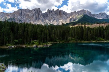 Dolomites Gölü İtalya 'yı kucaklıyor. İtalya 'da Caresse Gölü. Manzaralı bir yer ve ünlü turistik bir yer. İlkel doğa.