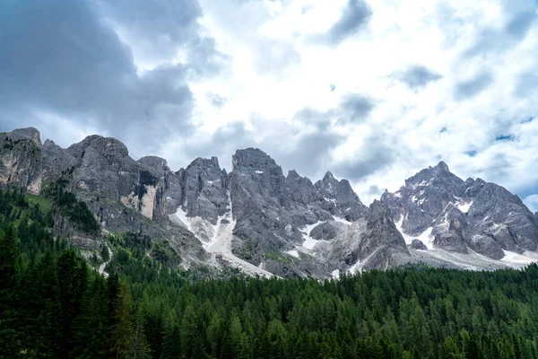 Panorama panoramico delle Pale di San Martino durante la stagione estiva. Passo Rolle paesaggio estivo — Foto Stock